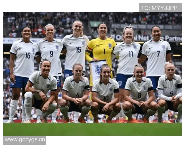 曼联小将谢伊莱西受邀英格兰队训练课展现潜力与成长 曼联小将谢伊莱西受邀英格兰队训练课展现潜力与成长